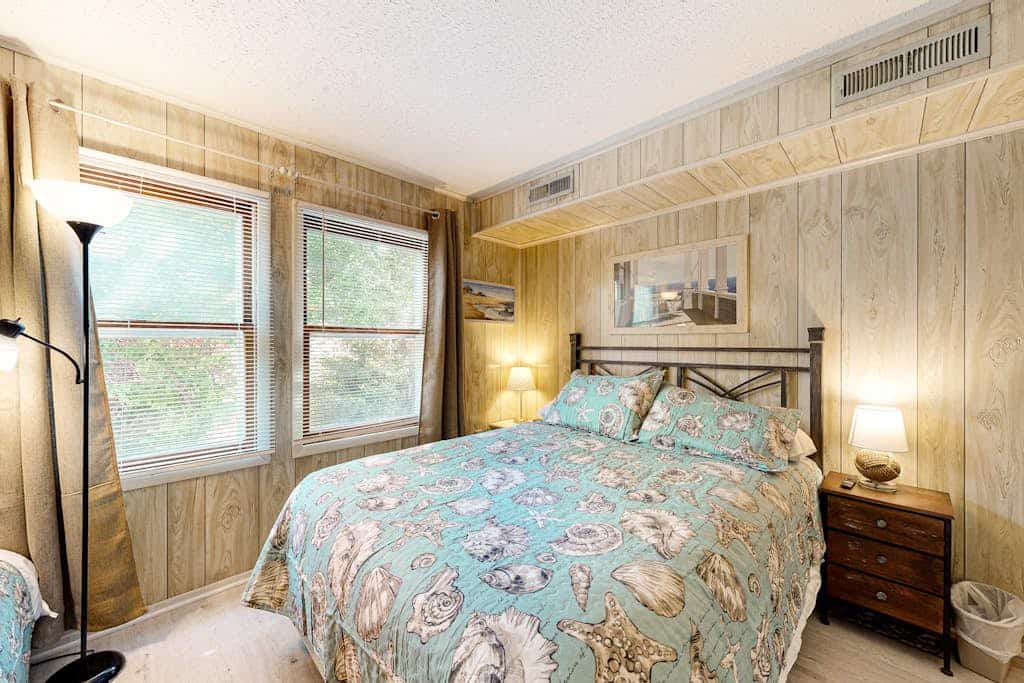 Attractive and Spacious Vacation Suite Near Bay & Beach w/Shared Pool, Free WiFi