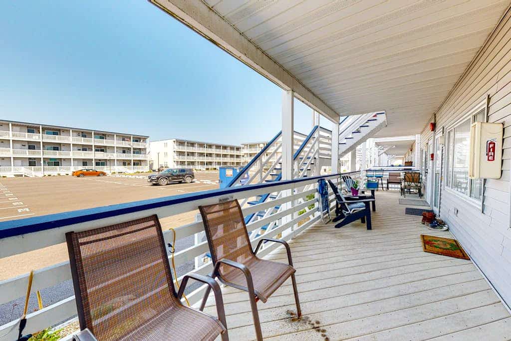 Attractive and Spacious Vacation Suite Near Bay & Beach w/Shared Pool, Free WiFi