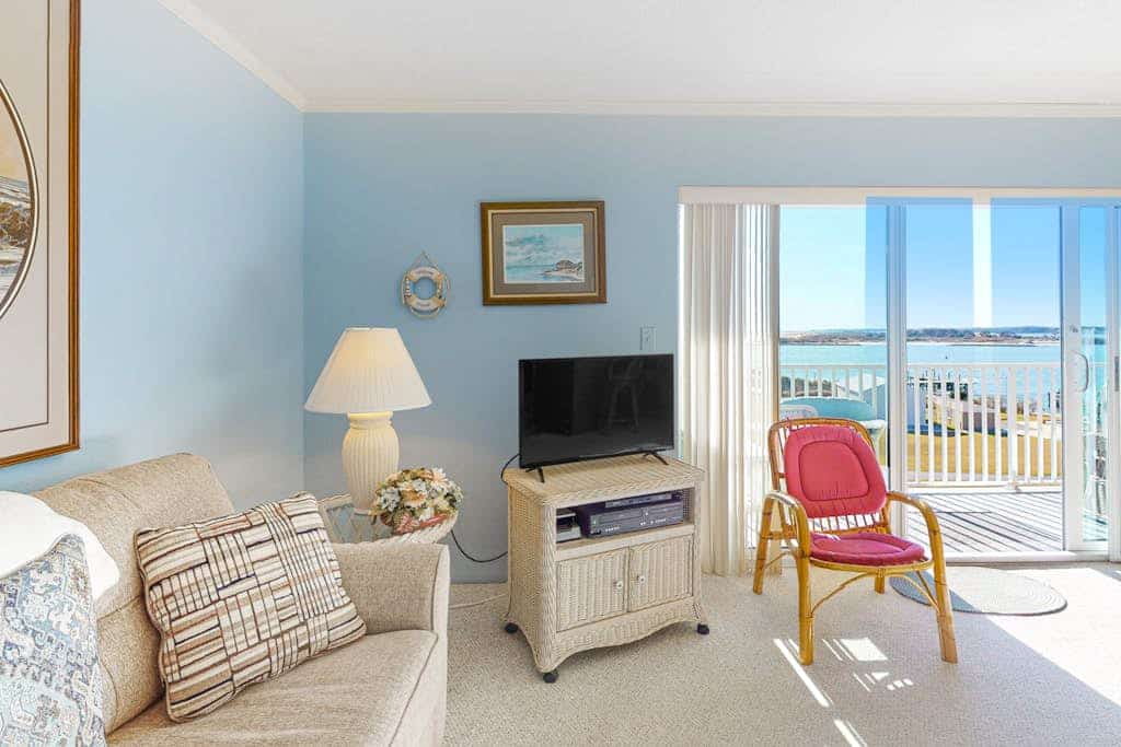 Comfortable and Ideally Located Home in Bayfront Complex w/Shared Pool, WiFi