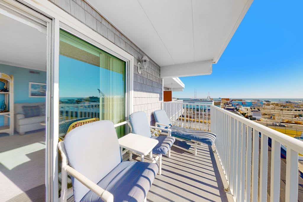 Comfortable and Ideally Located Home in Bayfront Complex w/Shared Pool, WiFi