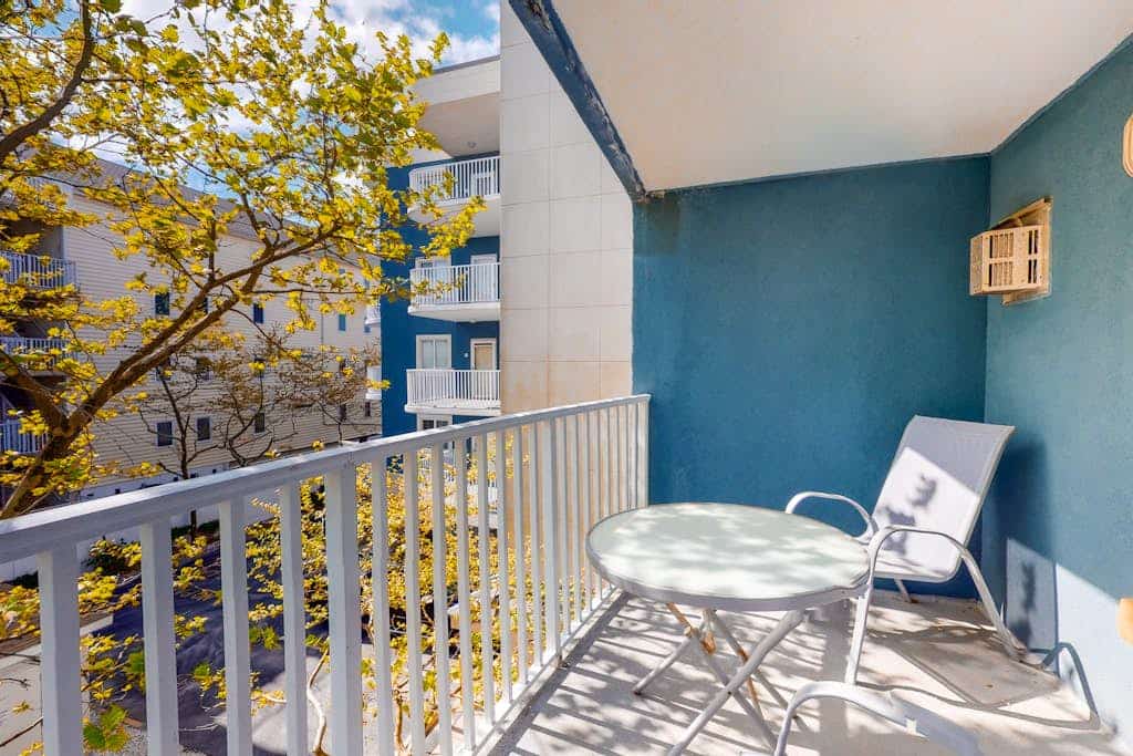 Comfy and Spacious Condo in Oceanside Complex w/Shared Pool, Balcony, WiFi