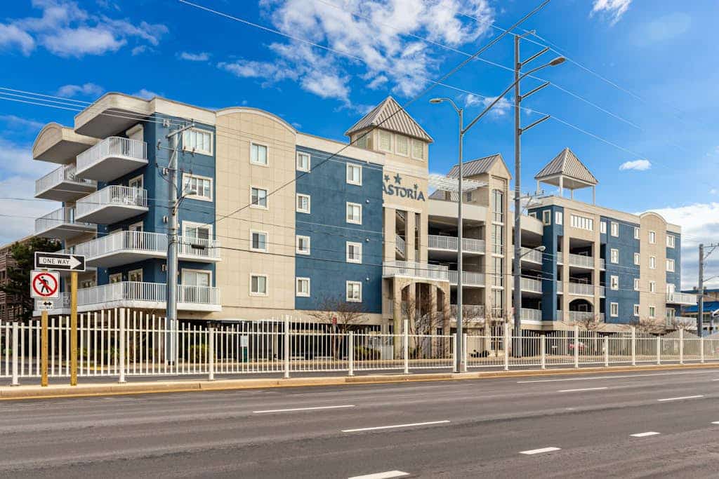Comfy and Spacious Condo in Oceanside Complex w/Shared Pool, Balcony, WiFi