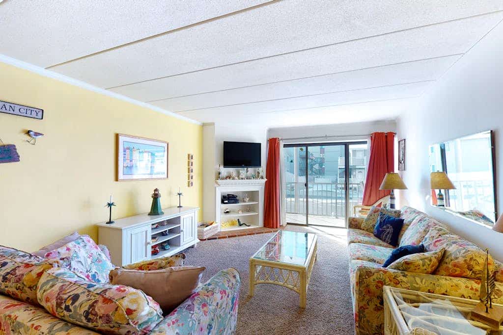 Convenient Condo w/Side Ocean Views, Balcony, Shared Pool, A/C, Free WiFi