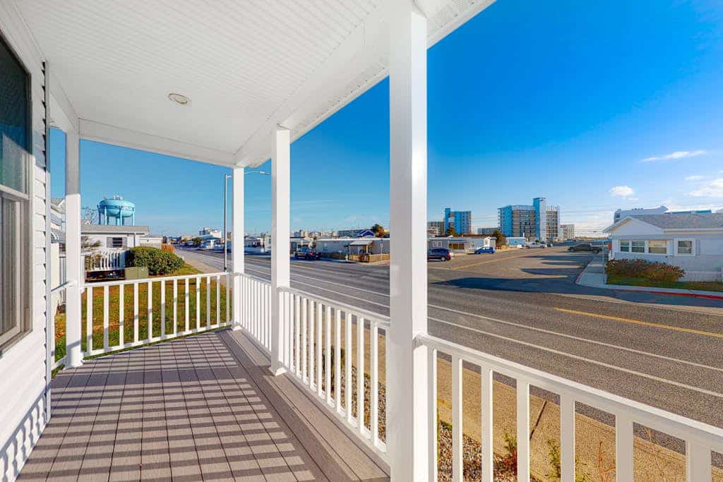 Large and Beautiful House 2 Blocks From Beach w/Shared Pool, Central AC, WiFi