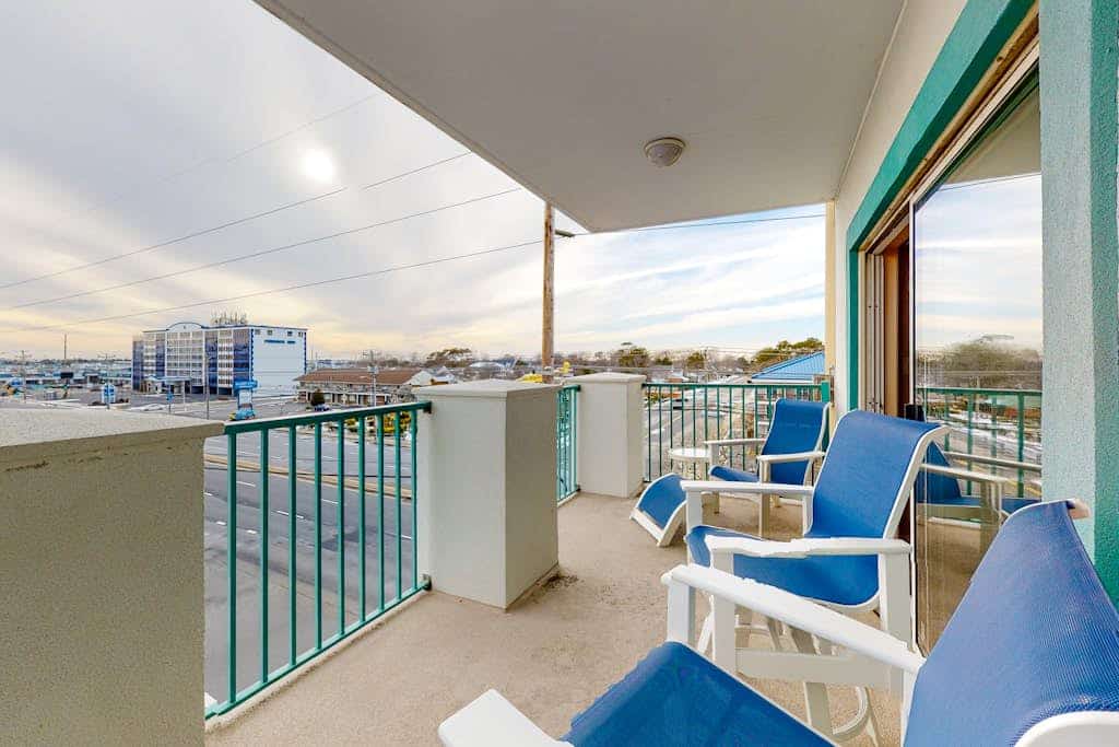 Sunny beach condo with ocean view, balcony, W/D, indoor pool, hot tub & gym