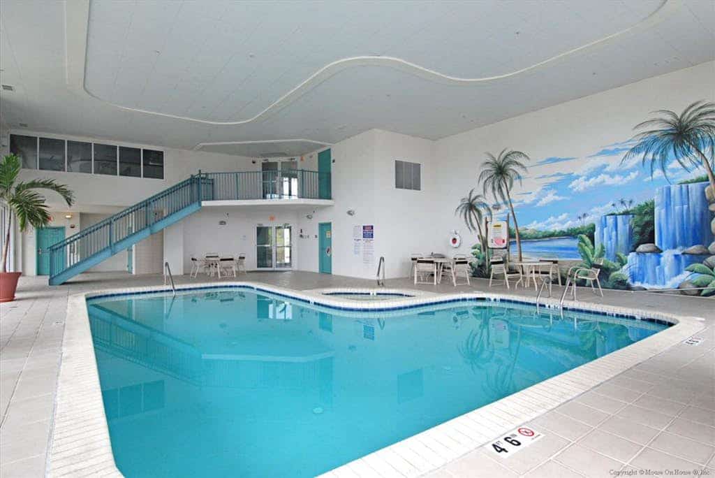 Sunny beach condo with ocean view, balcony, W/D, indoor pool, hot tub & gym
