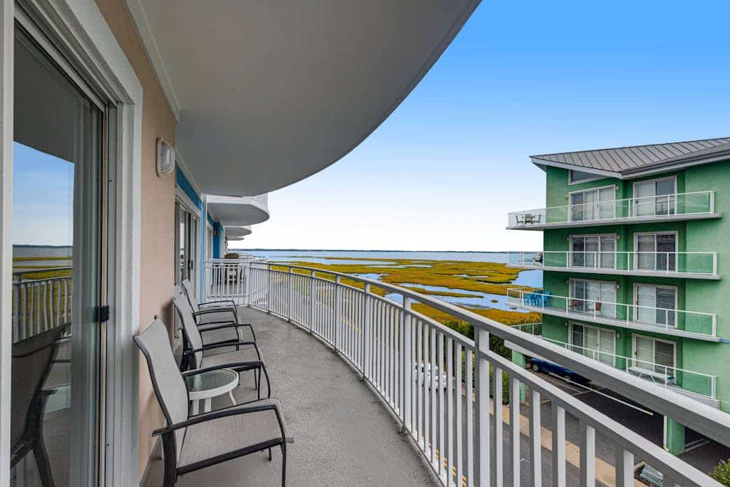 Terrific Vacation Retreat in Beachfront Building w/Shared Pool, Free WiFi