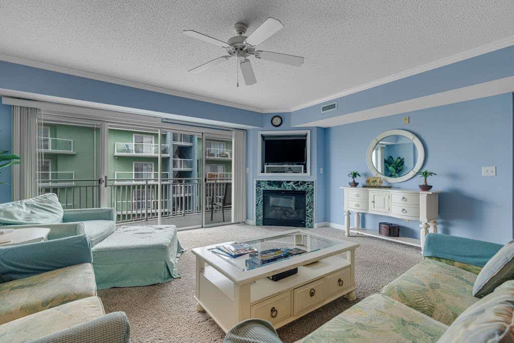 Terrific Vacation Retreat in Beachfront Building w/Shared Pool, Free WiFi
