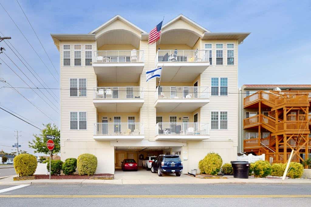 Multi-Level Townhouse Steps From the Beach w/Free WiFi, Private W/D, Central AC