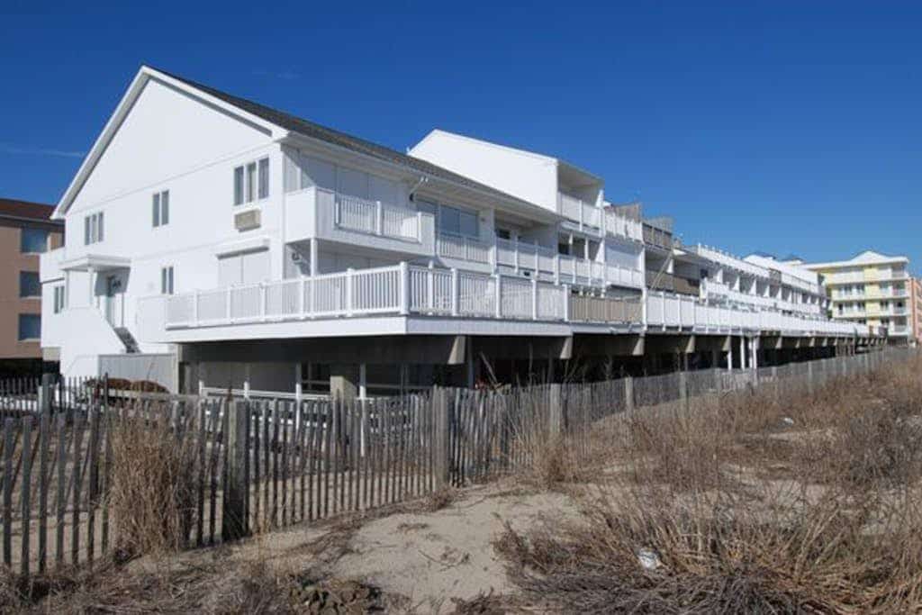 Oceanfront Townhouse w/Deck, Free WiFi, Views, Great Location, Central A/C