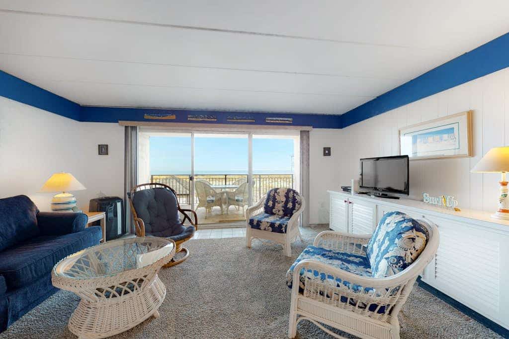Fantastic condo with beachfront location pool & balcony