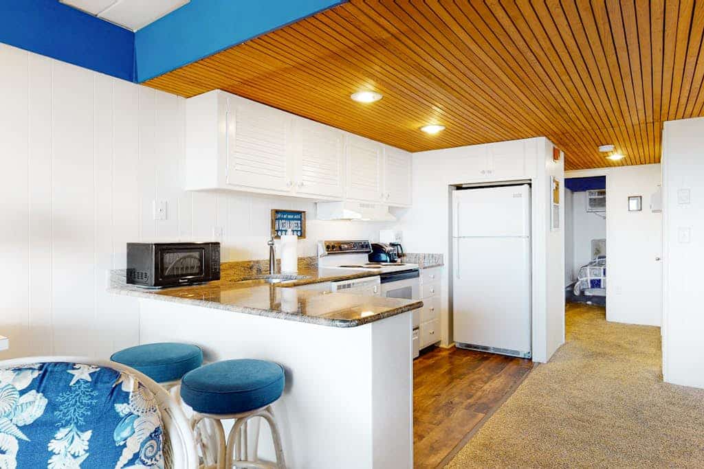 Fantastic condo with beachfront location pool & balcony