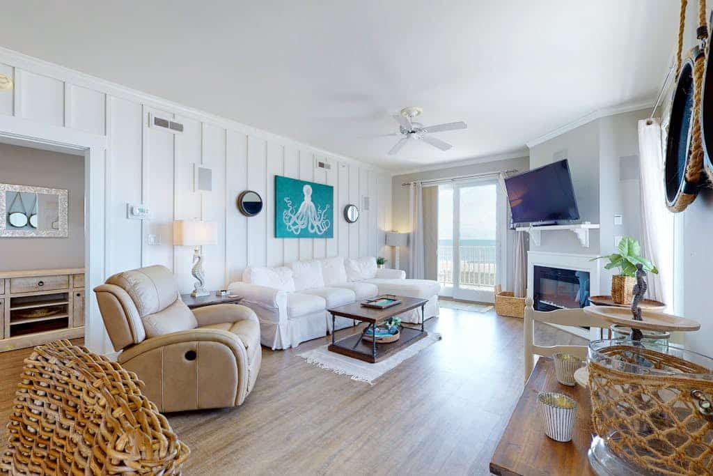 Fantastic Home with Ocean Views From Balcony, Free WiFi, AC, Shared Pool/Hot Tub