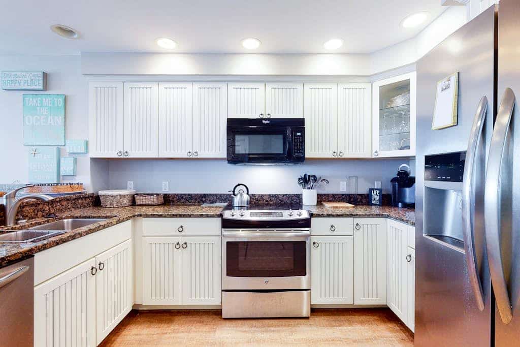 Fantastic Home with Ocean Views From Balcony, Free WiFi, AC, Shared Pool/Hot Tub