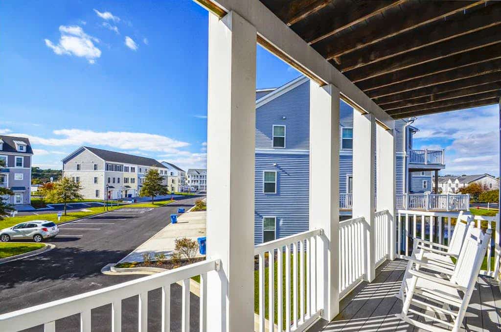 Contemporary townhome with 21-foot dock, 4 decks, WiFi, AC & shared pool