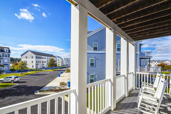 Contemporary townhome with 21-foot dock, 4 decks, WiFi, AC & shared pool