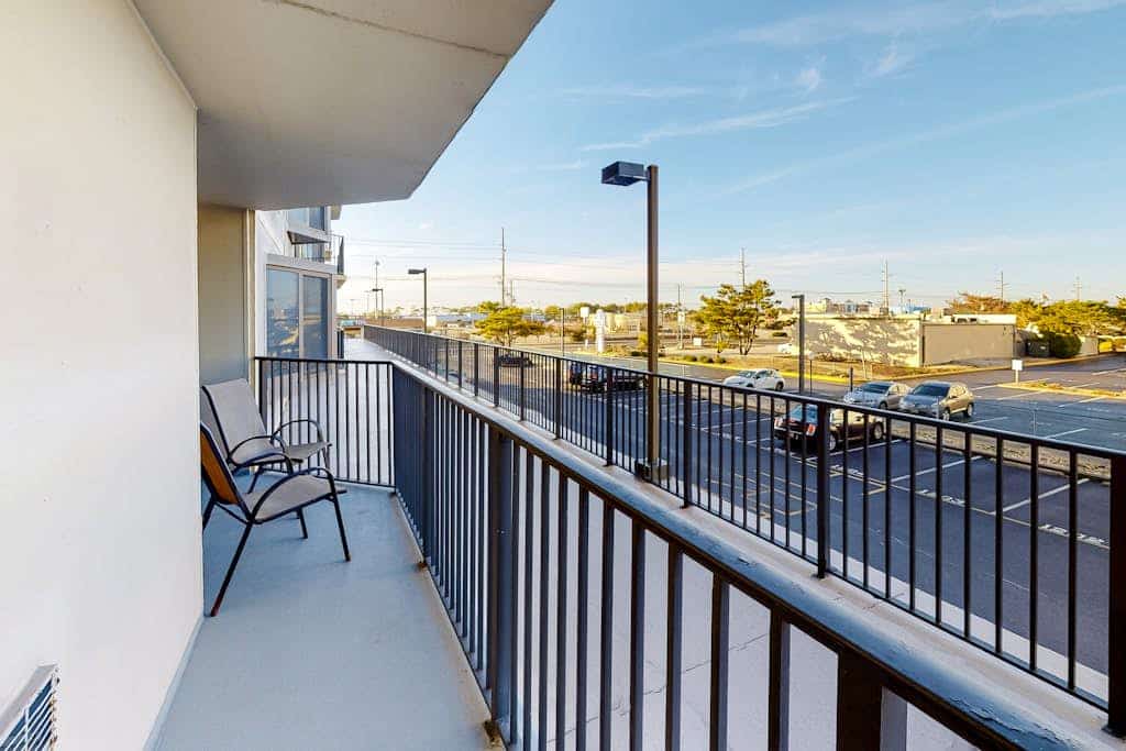 Fantastic condo situated in beachfront condo with free WiFi & shared pool