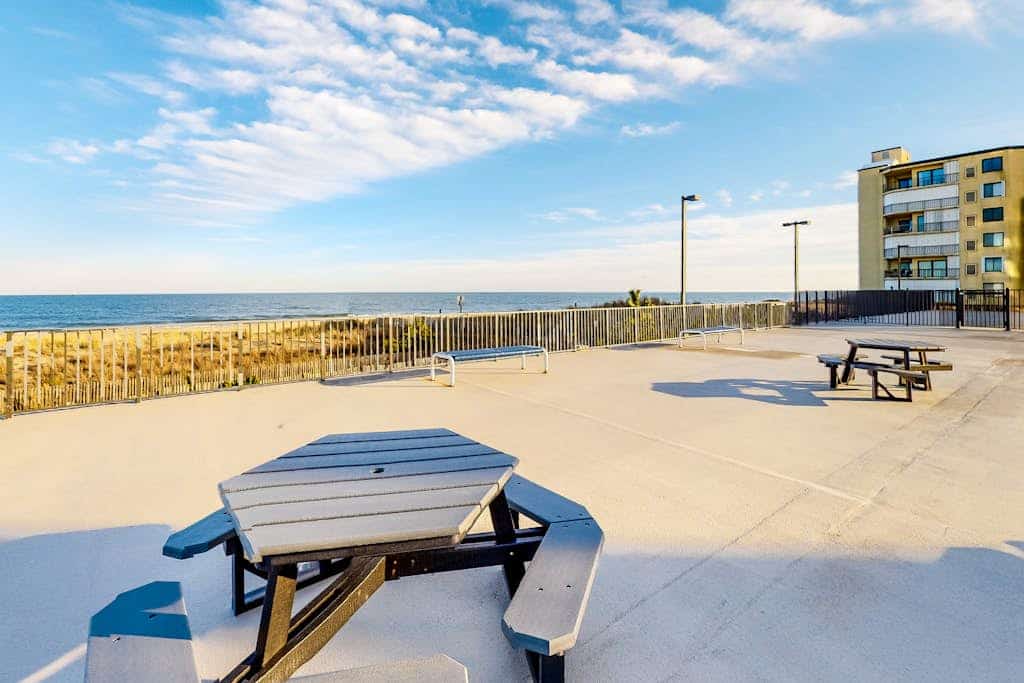 Fantastic condo situated in beachfront condo with free WiFi & shared pool