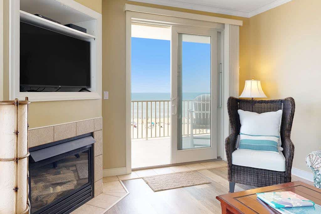 Open & Well-Appointed Condo in Oceanfront Building w/Shared Pool, Hot Tub + WiFi