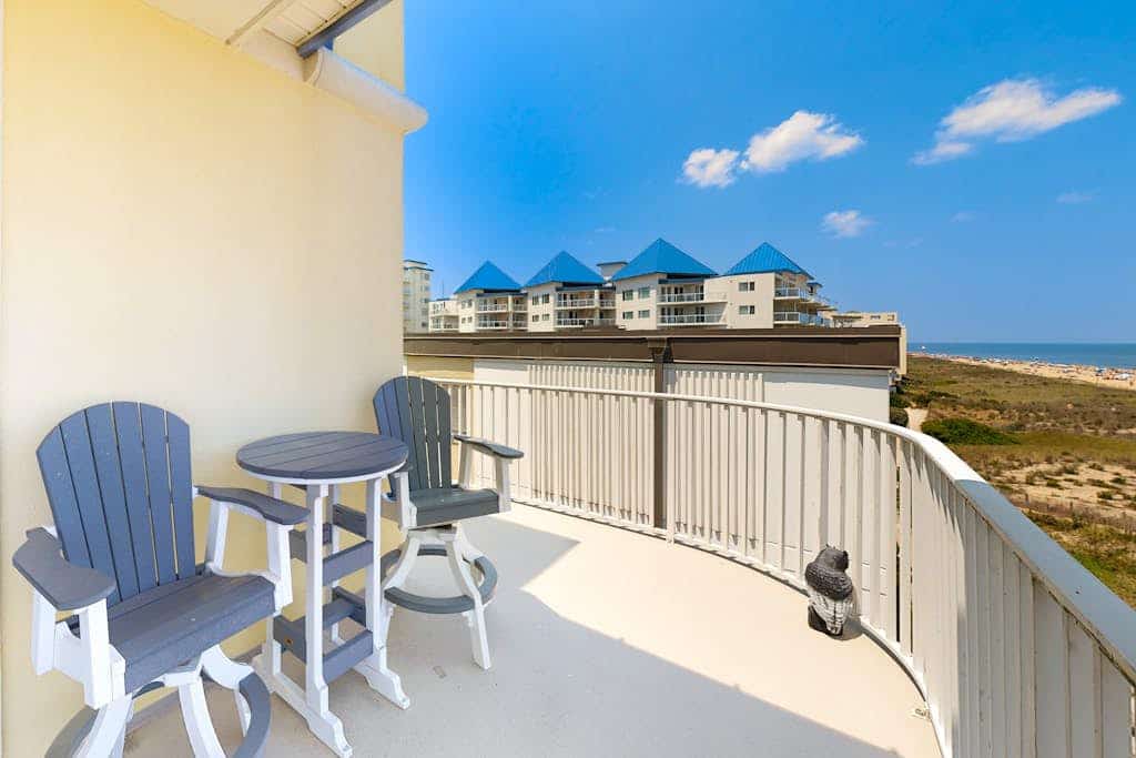 Open & Well-Appointed Condo in Oceanfront Building w/Shared Pool, Hot Tub + WiFi