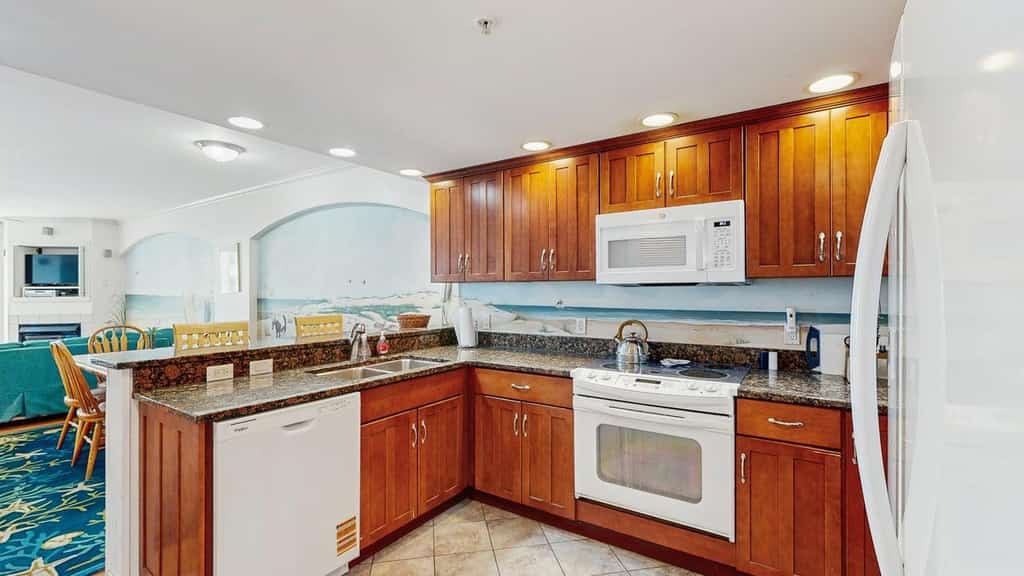 Gorgeous Suite in Oceanfront Complex w/Shared Pool & Hot Tub + Free WiFi