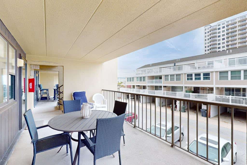 Lovely Oceanside Vacation Suite w/Private Washer/Dryer, Free WiFi, & Balcony