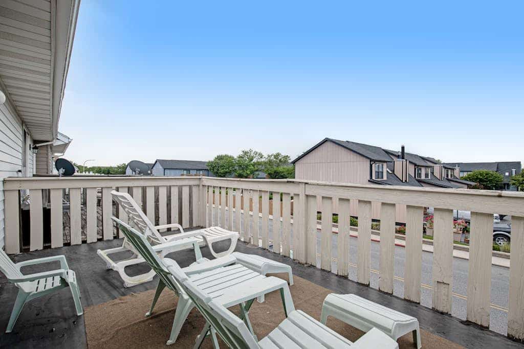 2-story townhouse with deck, pool, AC, W/D & fireplace - walk to beach & dining