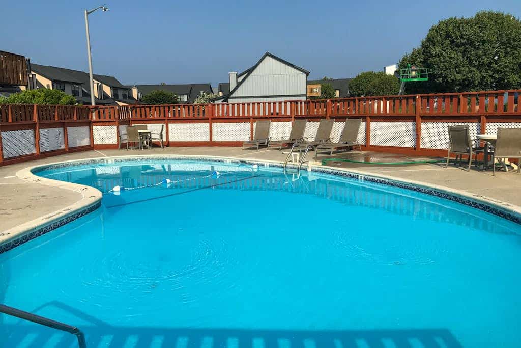 2-story townhouse with deck, pool, AC, W/D & fireplace - walk to beach & dining