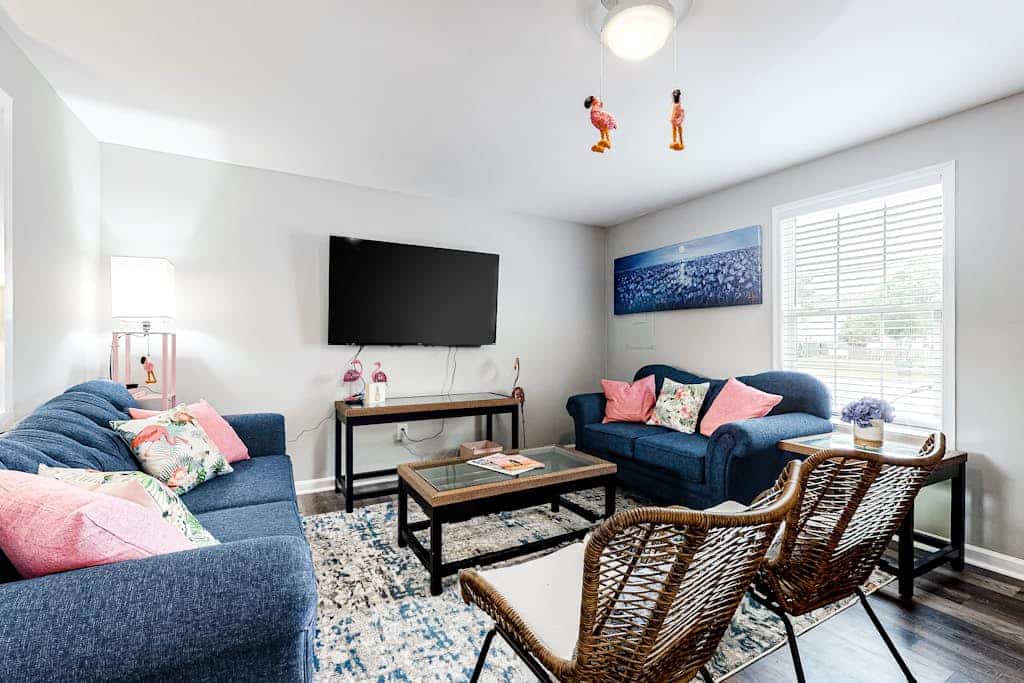 Fun, Contemporary Townhouse w/ Free WiFi, Washer/Dryer, & Full Kitchen