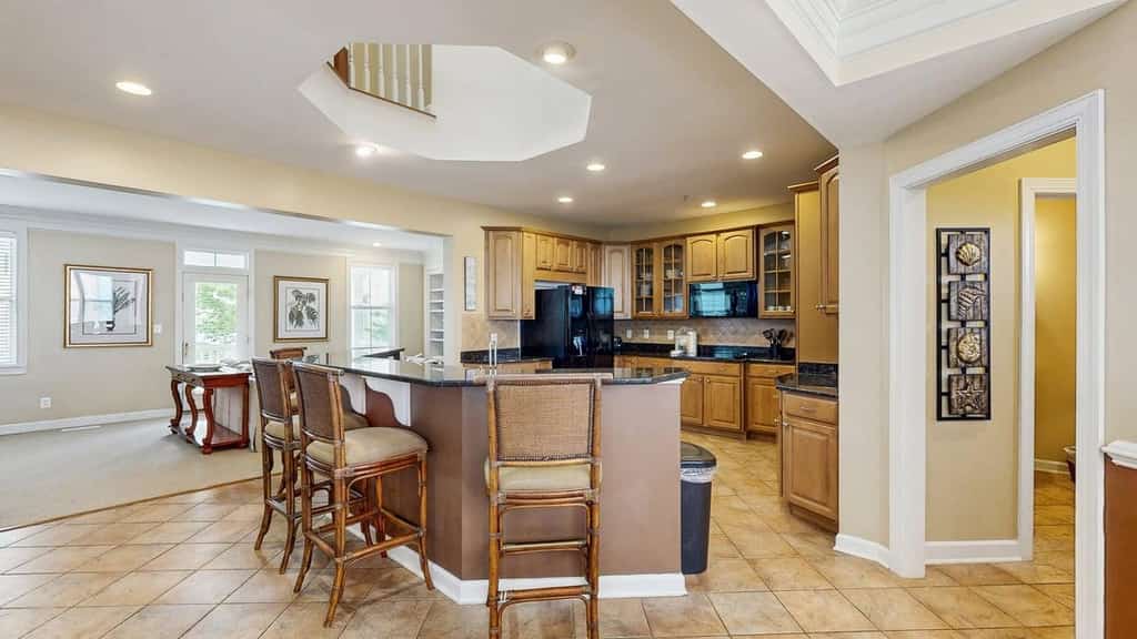 Beautiful home in Bayside complex with pool, washer/dryer, & free WiFi