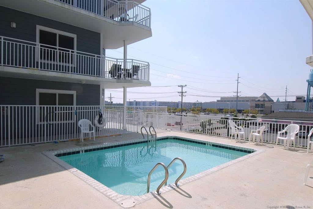 Newly renovated condo 1 block from beach w/ pool & balcony w/ partial bay views
