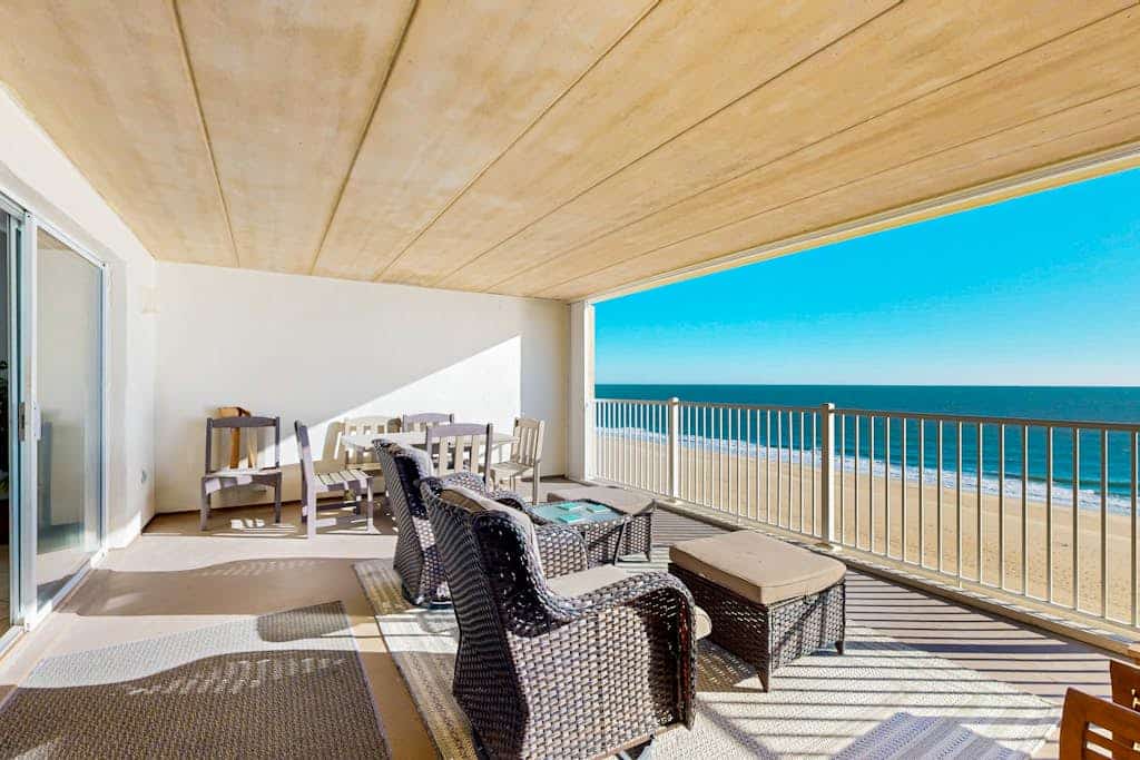 Open & Well-Appointed Condo in Beachfront Location w/Shared Pool, Free WiFi