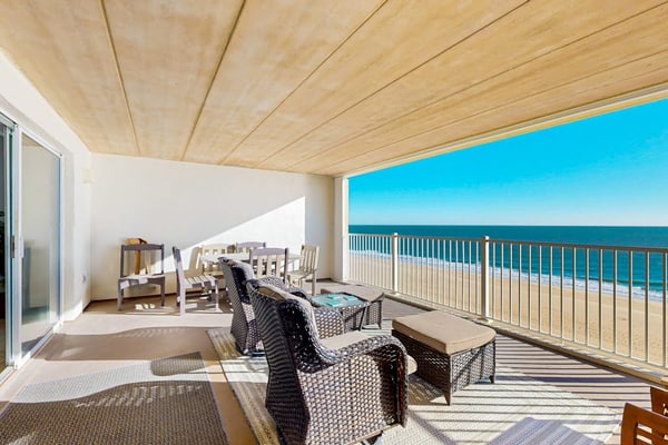 Open & Well-Appointed Condo in Beachfront Location w/Shared Pool, Free WiFi