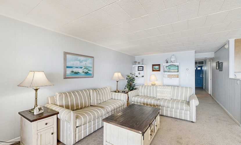 Open & Well-Appointed Condo in Beachfront Location w/Shared Pool, Free WiFi