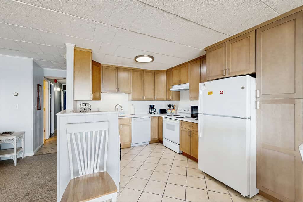 Open & Well-Appointed Condo in Beachfront Location w/Shared Pool, Free WiFi