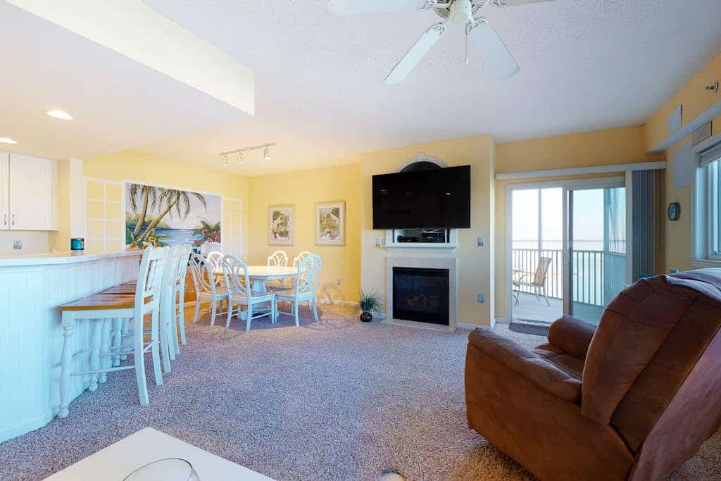 Charming Bayfront Condo Close to the Beach w/Shared Pool, Free WiFi, Private W/D