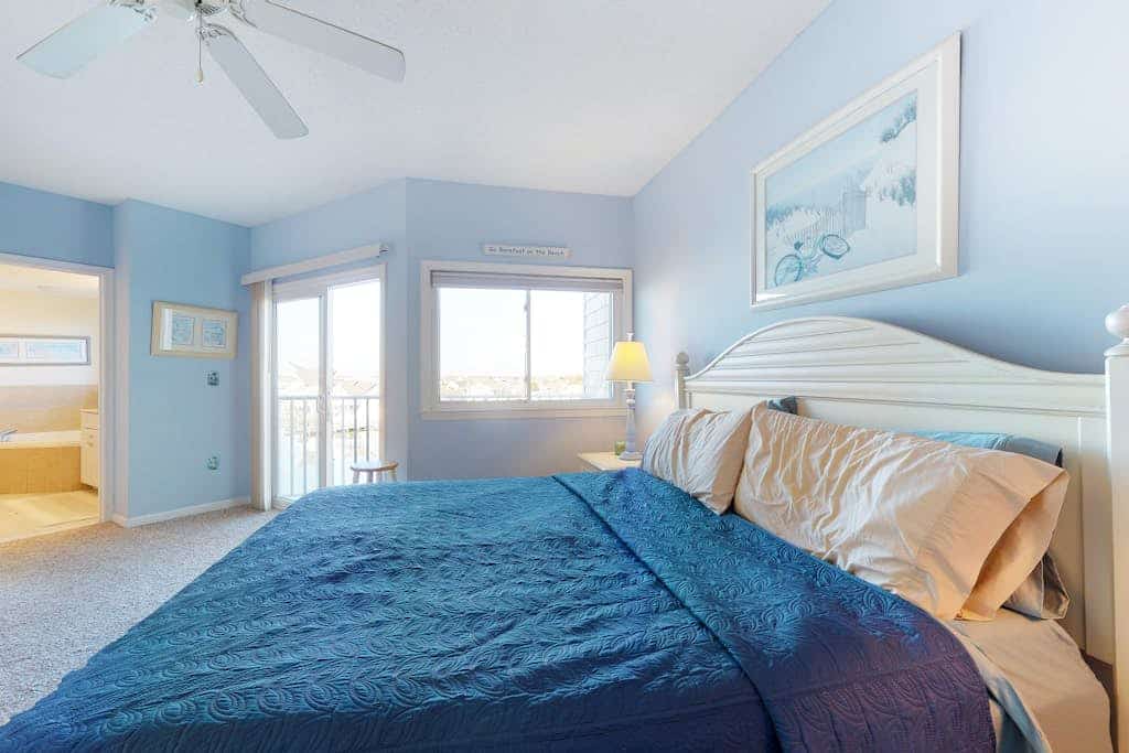 Charming Bayfront Condo Close to the Beach w/Shared Pool, Free WiFi, Private W/D