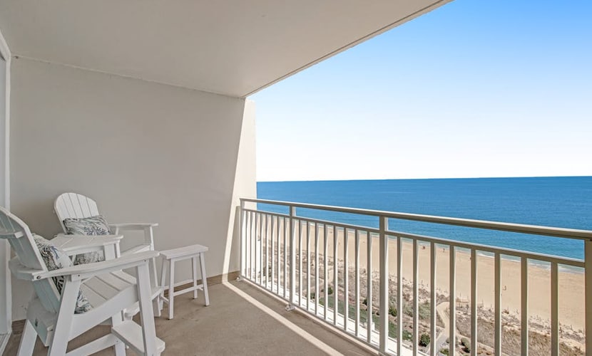 Beachfront condo with balcony, A/C, pool, sauna, & game room