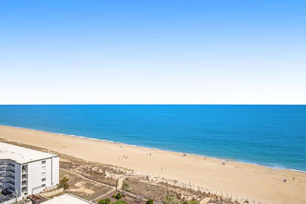 Beachfront condo with balcony, A/C, pool, sauna, & game room