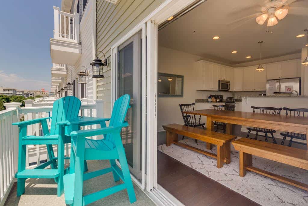 Charming dog-friendly townhouse with pool - near beach