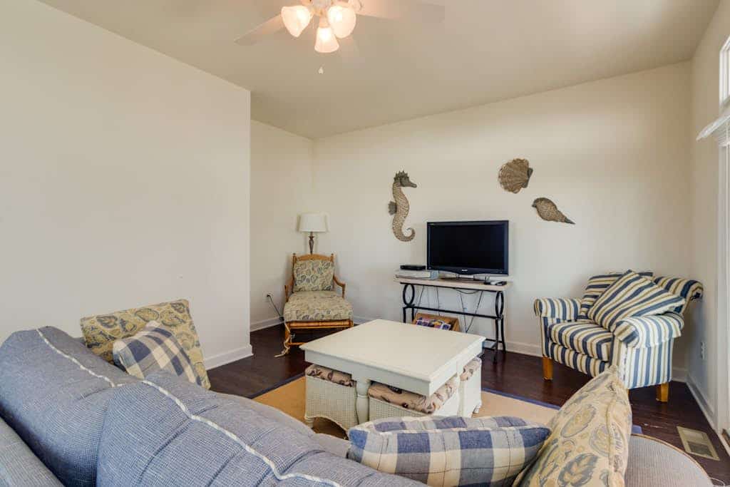 Charming dog-friendly townhouse with pool - near beach