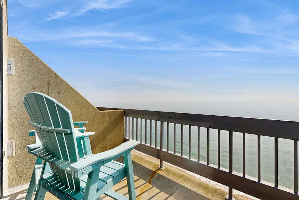 Lovely Condo in Beachfront Building w/Shared Pool, Free WiFi, Central AC