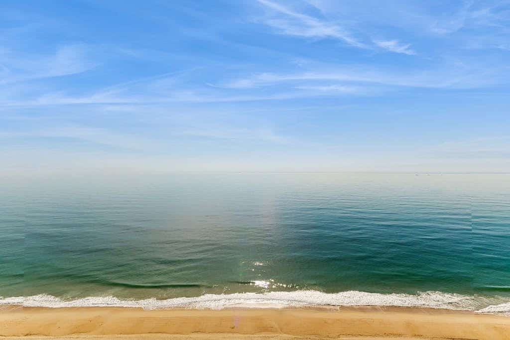 Lovely Condo in Beachfront Building w/Shared Pool, Free WiFi, Central AC