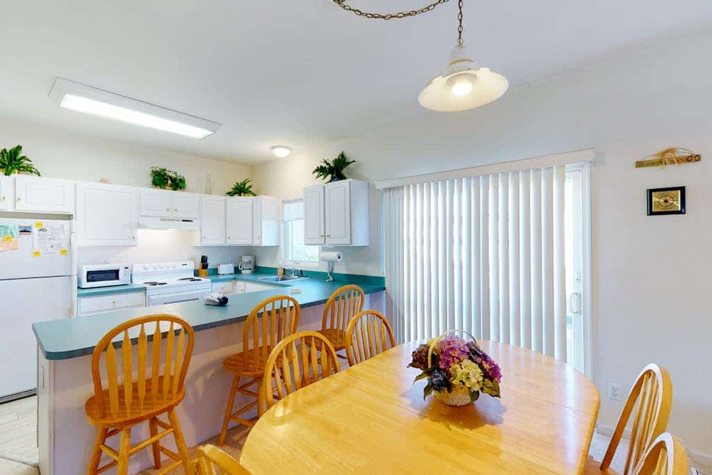Spacious Bayside Townhouse w/Deck, Balcony, Washer/Dryer, Central A/C, Free WiFi