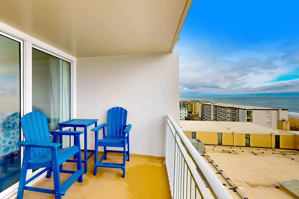 Beachfront condo with incredible views, balcony, pools, gym, sauna, & A/C