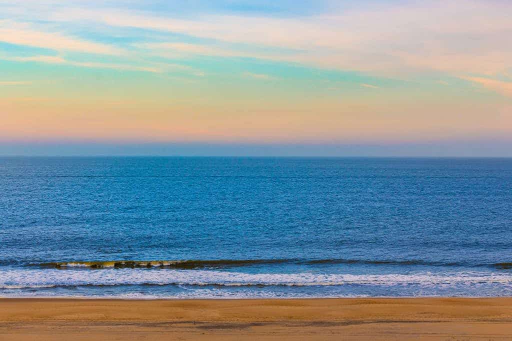 Beachfront condo with incredible views, balcony, pools, gym, sauna, & A/C