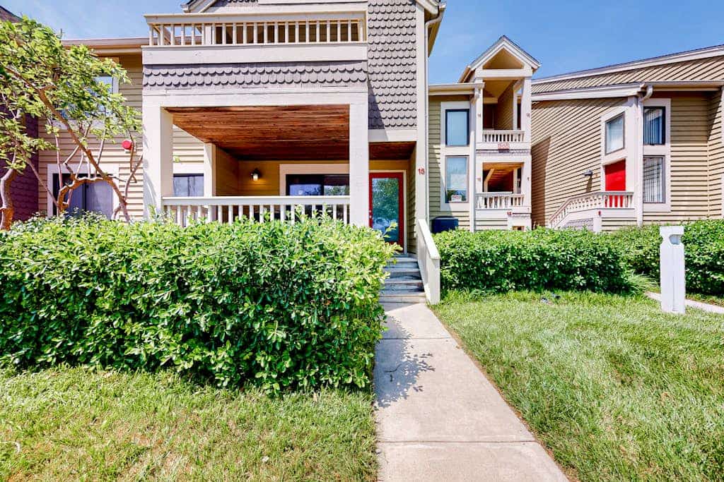 Coastal get away with pools, deck & central AC - close to shops & dining