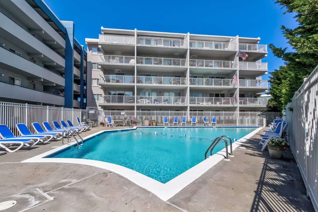 Cozy condo near beach with furnished balcony, shared pool, & hot tub