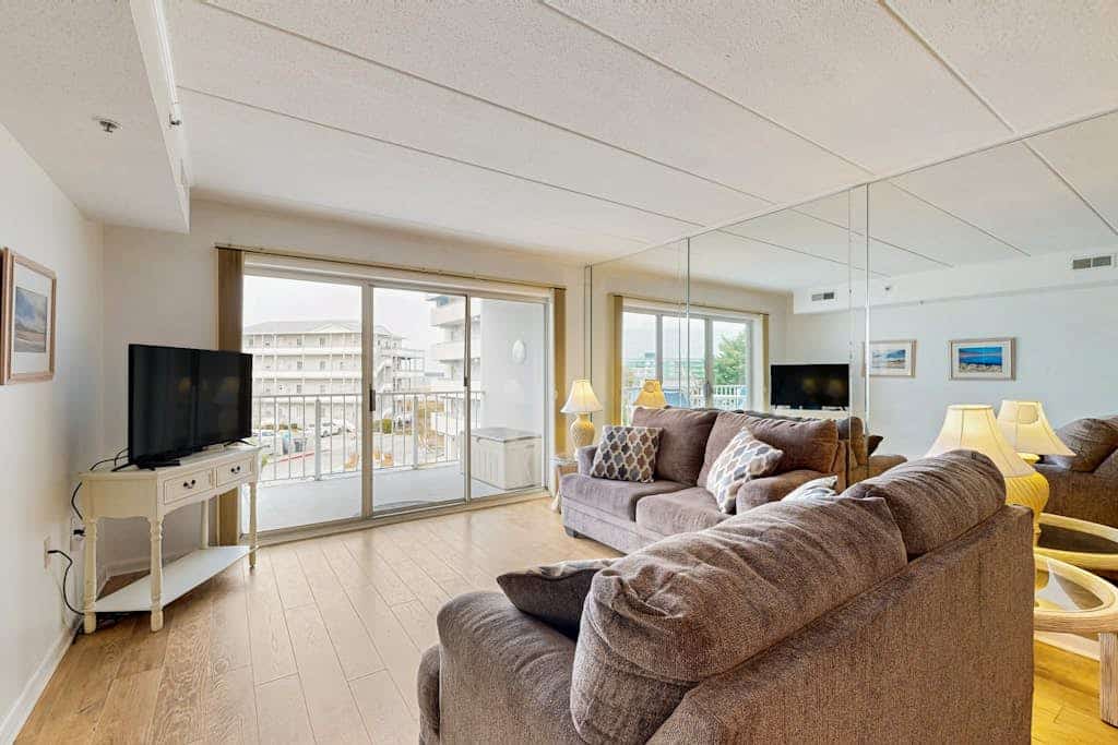 Cozy condo near beach with furnished balcony, shared pool, & hot tub