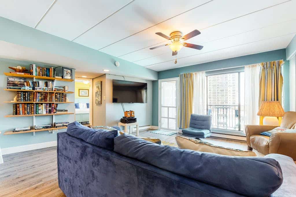 Beachfront condo w/furnished balcony & shared outdoor pool